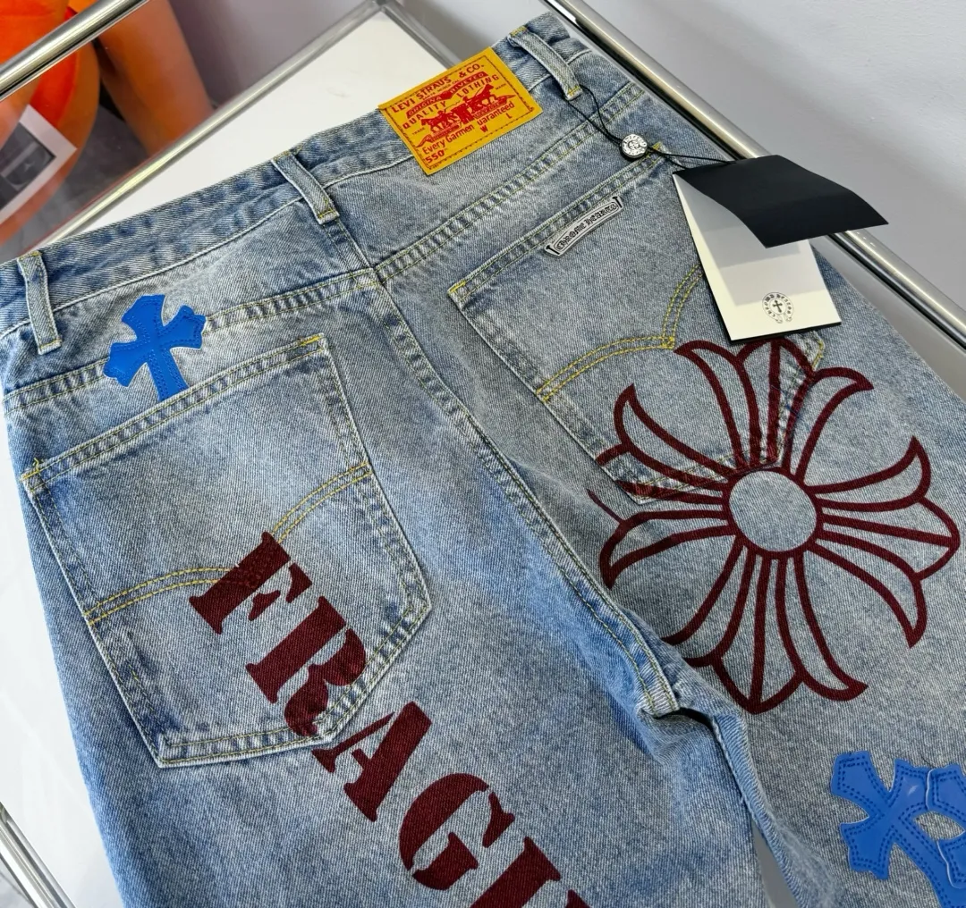 🅿️290 Style No.: D71 Chroe Hets CH Chroe Hetzer washed blue jeans, ceiling-level jeans, a pair is hard to find at the counter‼ ️ About Zangyin ✅ This is an extremely luxurious fashion brand that can also be called the aristocracy of the high street. It has always been an exclusive brand for some hipsters or the rich second generation. The color of this model is already very eye-catching by using a unique washed material. It is decorated with pink patchwork cross flowers, which cleverly highlights the charm of the brand. Secondly, this model adopts a classic high-waist cut design, which highlights the long legs and fashionable temperament of the upper body. The brand is highly recognizable and the slim-fitting configuration is more suitable for daily wear. The personality will be fashionable and the specifications can be seen at a glance. Materials and technology ✅ Needless to say, this point goes without saying. As an excellent craftsman brand, Zangyin's requirements for details and craftsmanship are really perfect. The washed color of this model has gone through a lot of processes, not to mention the embellishment of the denim appliqués. It is also purely handmade and sewn. Just like what they believe in, only handmade things have soul and have the meaning of wearing. A top-notch heavy-duty fashionable denim item, recommended by both hands‼ ️Size# 28 30 32 34